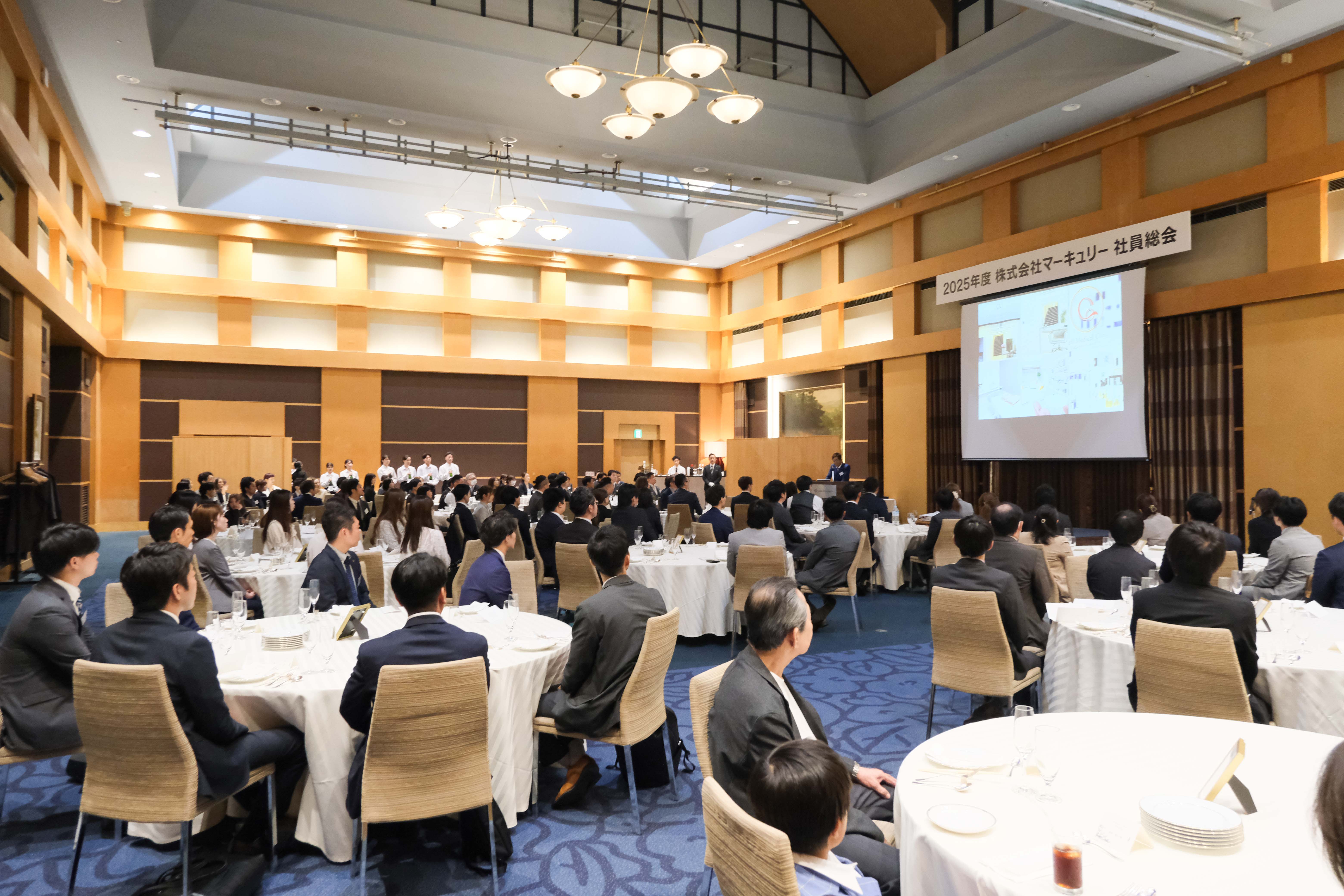 熱気に包まれた会場の様子