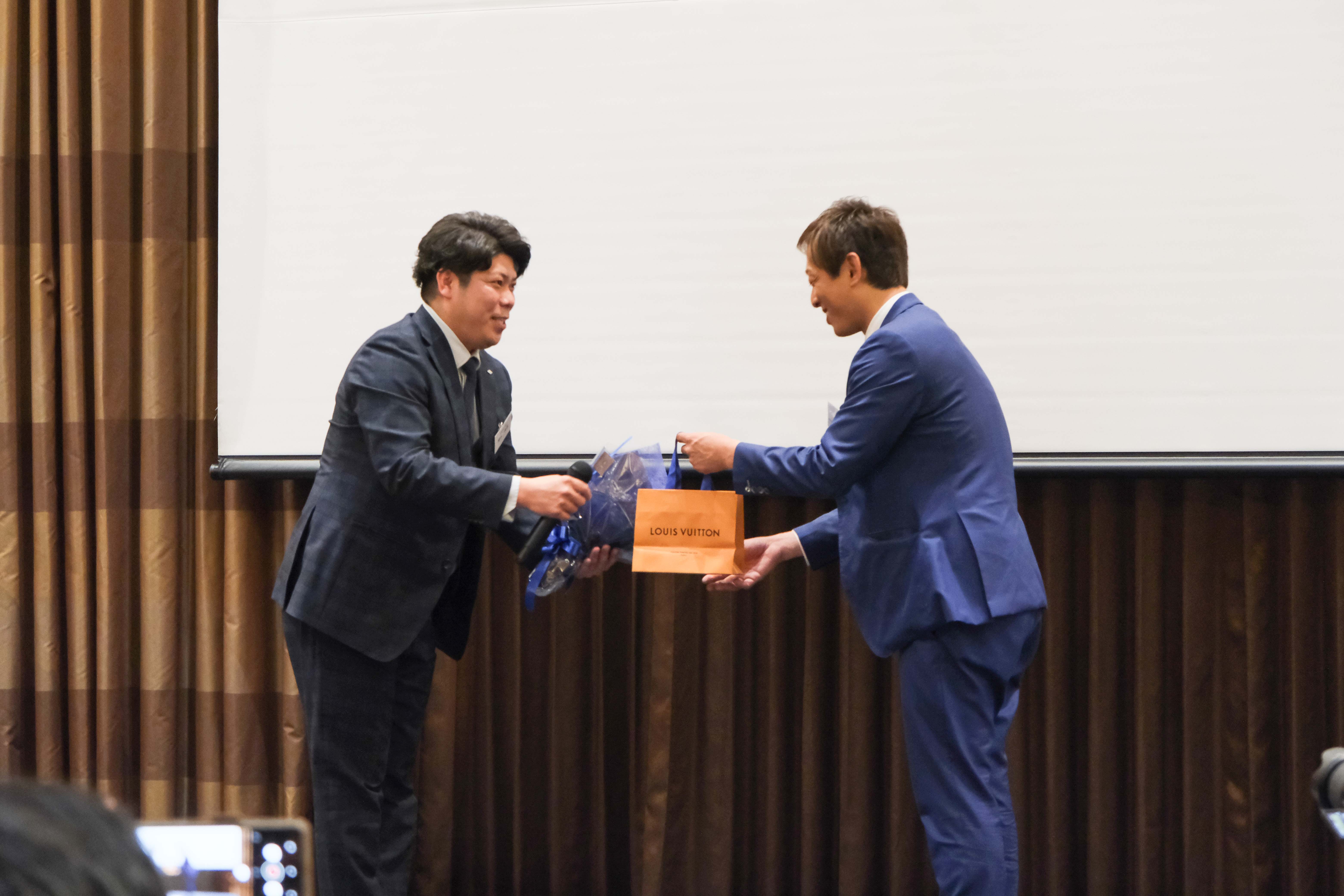 本部長から代表に日頃の感謝を伝えました
