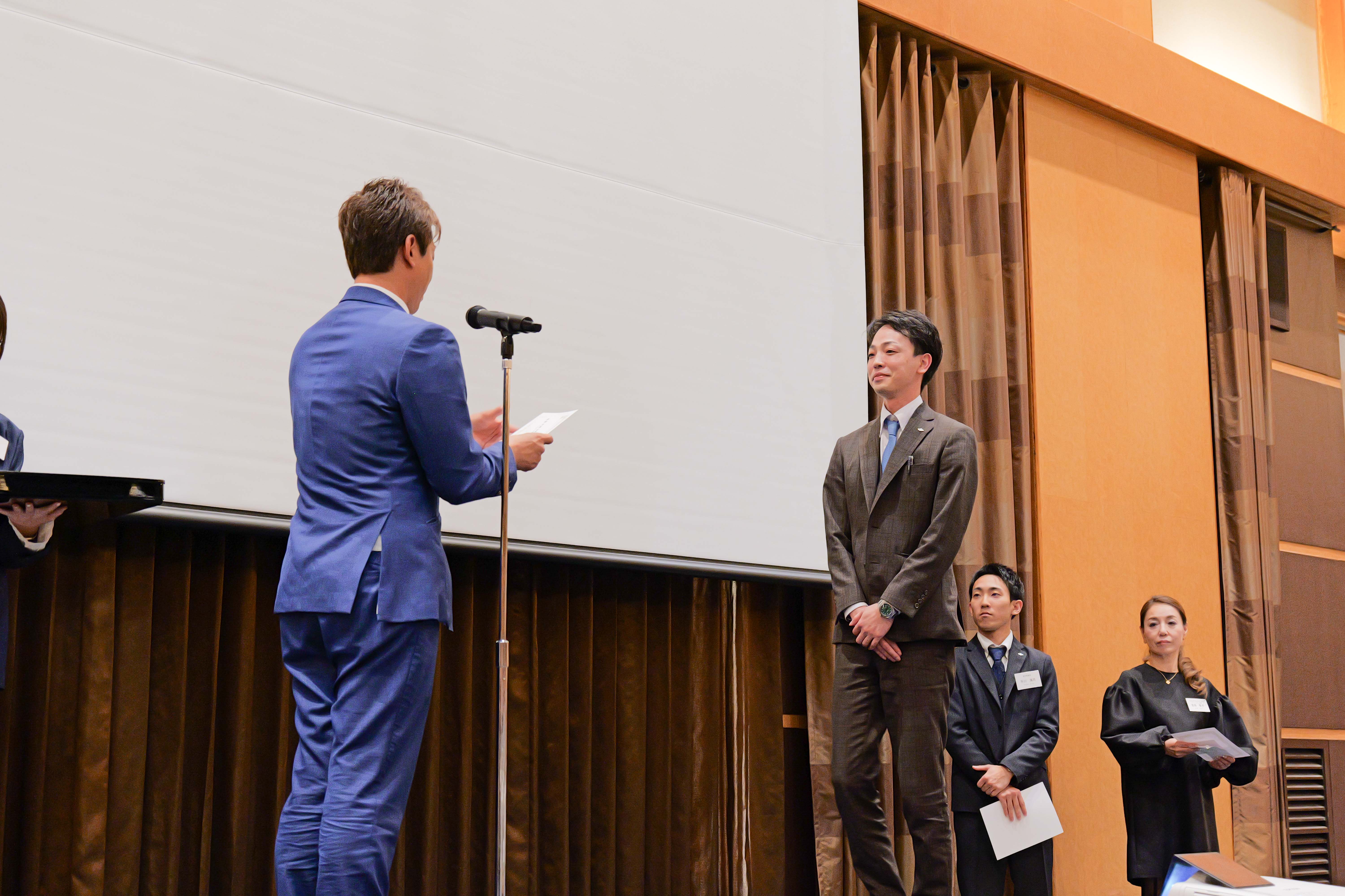 笑顔の連鎖が広がる、感動の表彰式